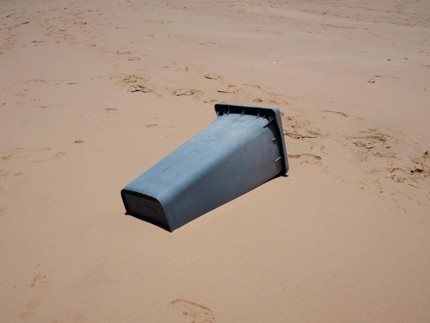 13Photo Ladina Bischof Singles Abfall Mülltone Wüste Sand